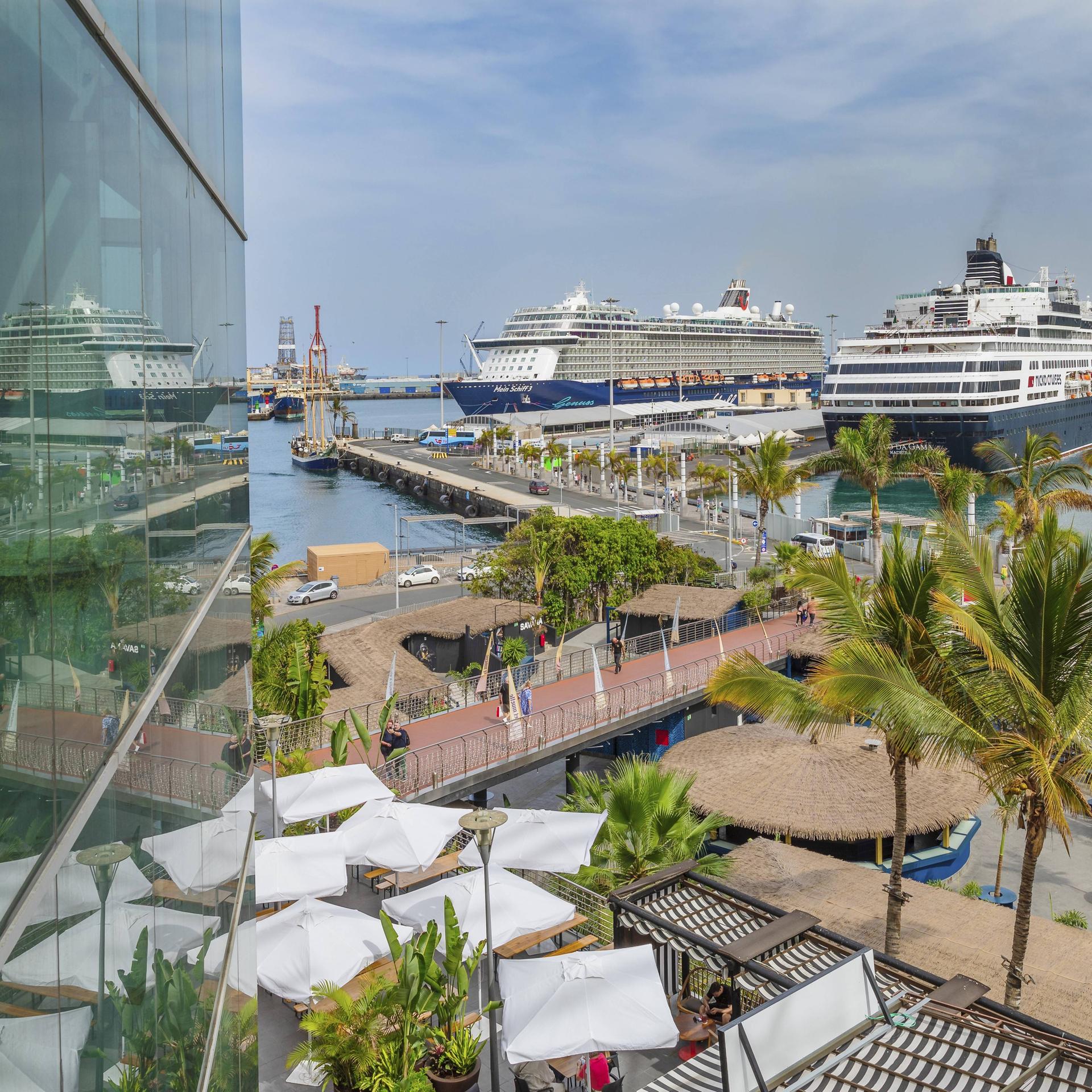 Zwei Kreuzfahrtschiffe am Centro Comercial El Muelle, Las Palmas, Gran Canaria.