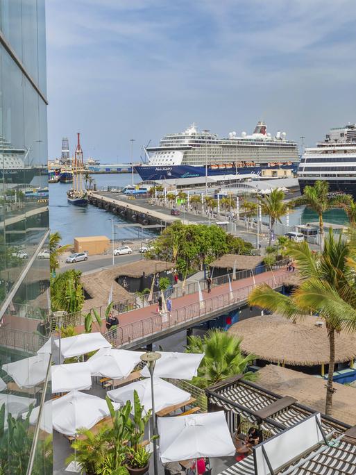 Zwei Kreuzfahrtschiffe am Centro Comercial El Muelle, Las Palmas, Gran Canaria