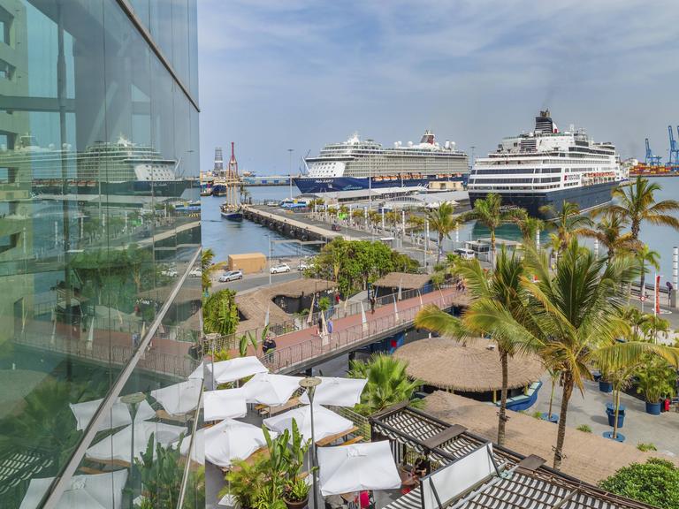 Zwei Kreuzfahrtschiffe am Centro Comercial El Muelle, Las Palmas, Gran Canaria