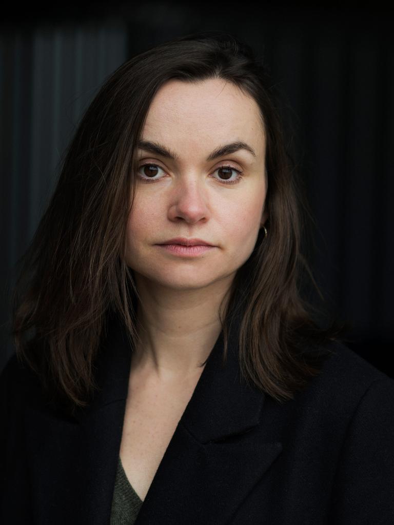 Die Schriftstellerin Franziska Gänsler steht vor einem schwarzen Hintergrund und blickt ernst in die Kamera. Die Schriftstellerin Franziska Gänsler steht vor einem schwarzen Hintergrund und blickt ernst in die Kamera.