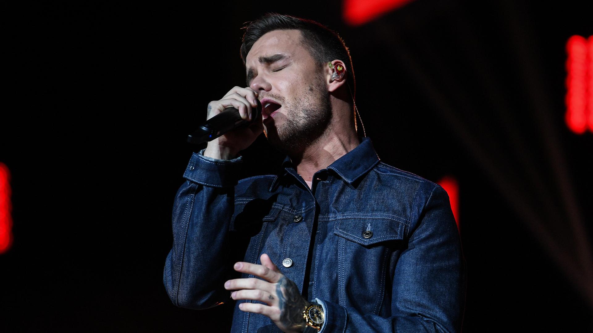 Liam Payne singt bei einem Konzert.