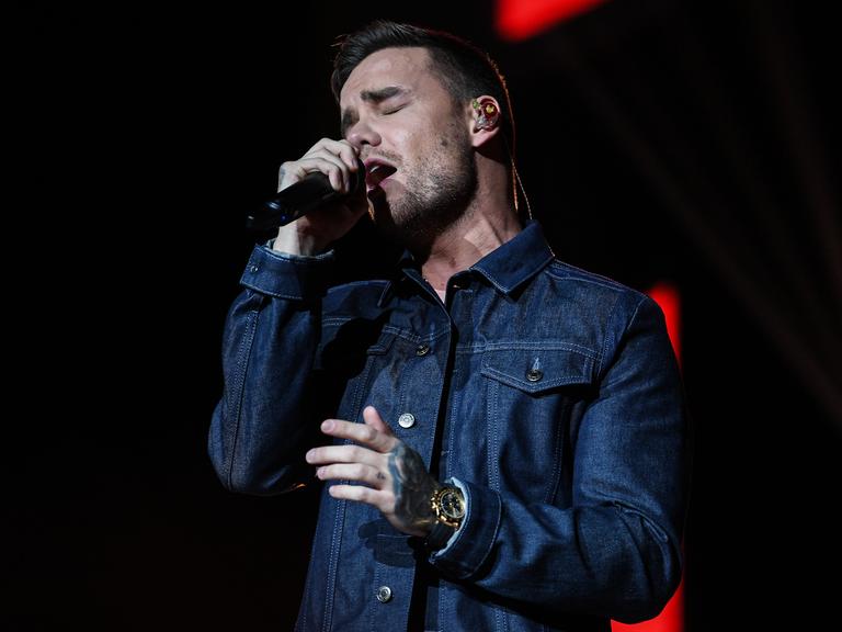 Liam Payne singt bei einem Konzert.