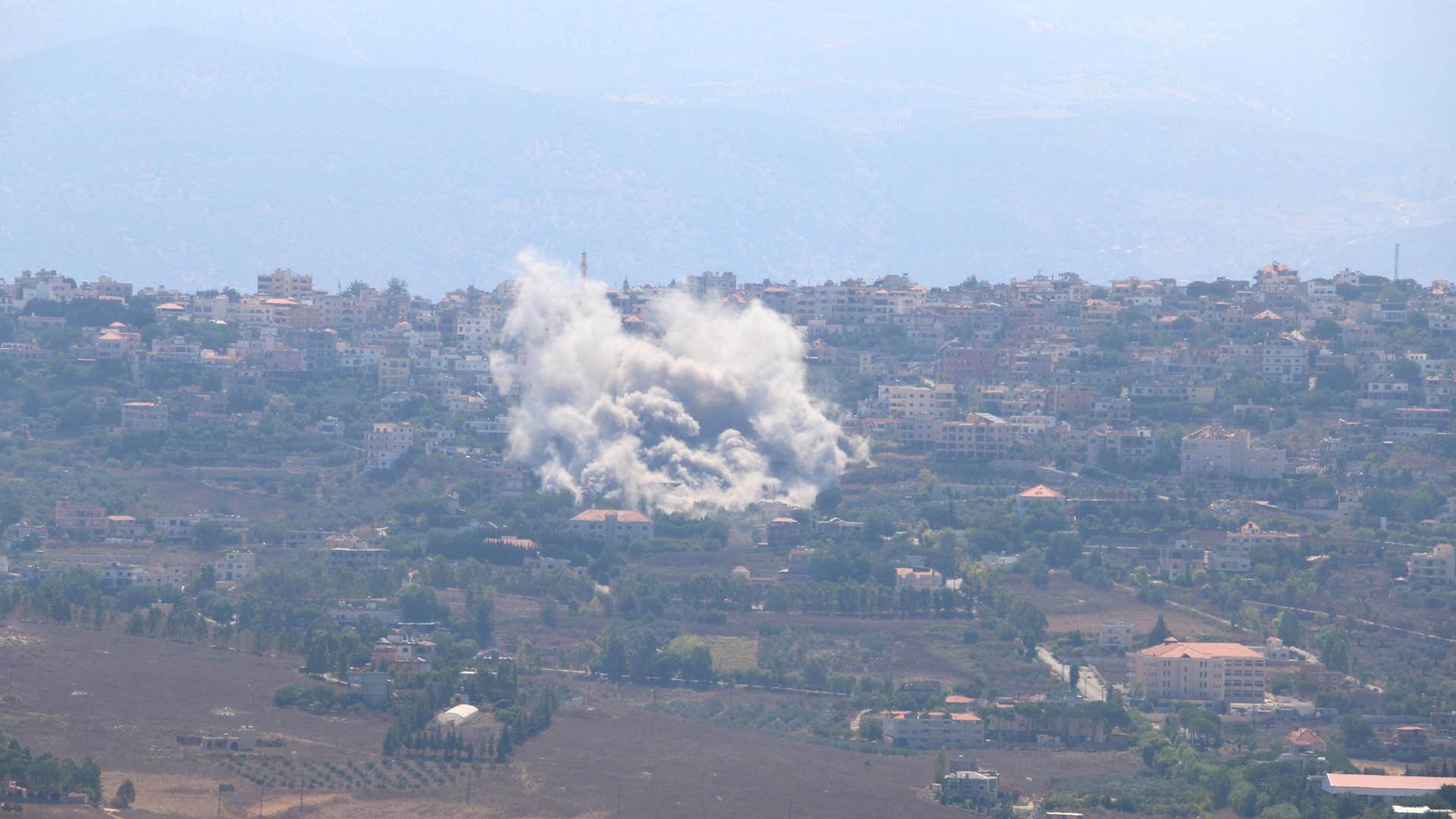 Rauch steigt nach einem israelischen Angriff in Libanon auf. 