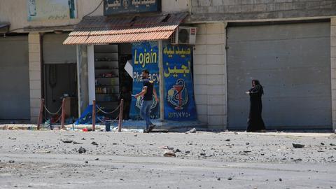 Trümmer liegen nach Kämpfen zwischen drusischen Gruppen und Sicherheitskräften in der Stadt Suwaida im Süden Syriens auf der Straße.