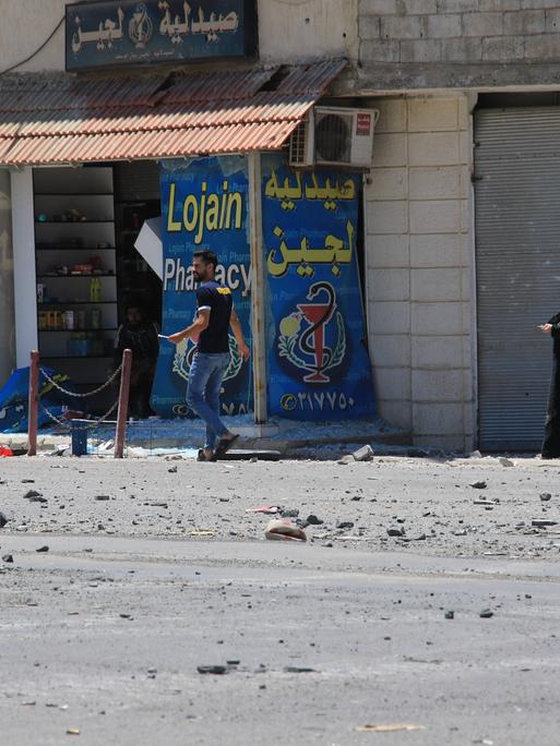 Trümmer liegen nach Kämpfen zwischen drusischen Gruppen und Sicherheitskräften in der Stadt Suwaida im Süden Syriens auf der Straße.