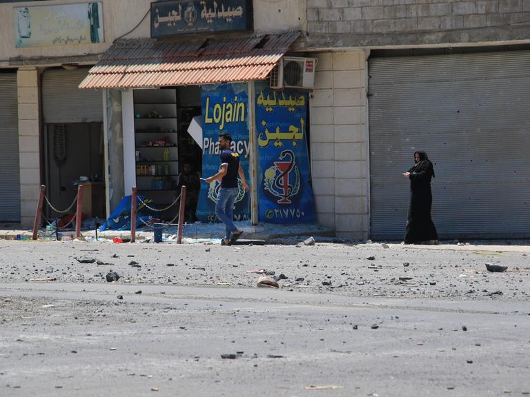 Trümmer liegen nach Kämpfen zwischen drusischen Gruppen und Sicherheitskräften in der Stadt Suwaida im Süden Syriens auf der Straße.