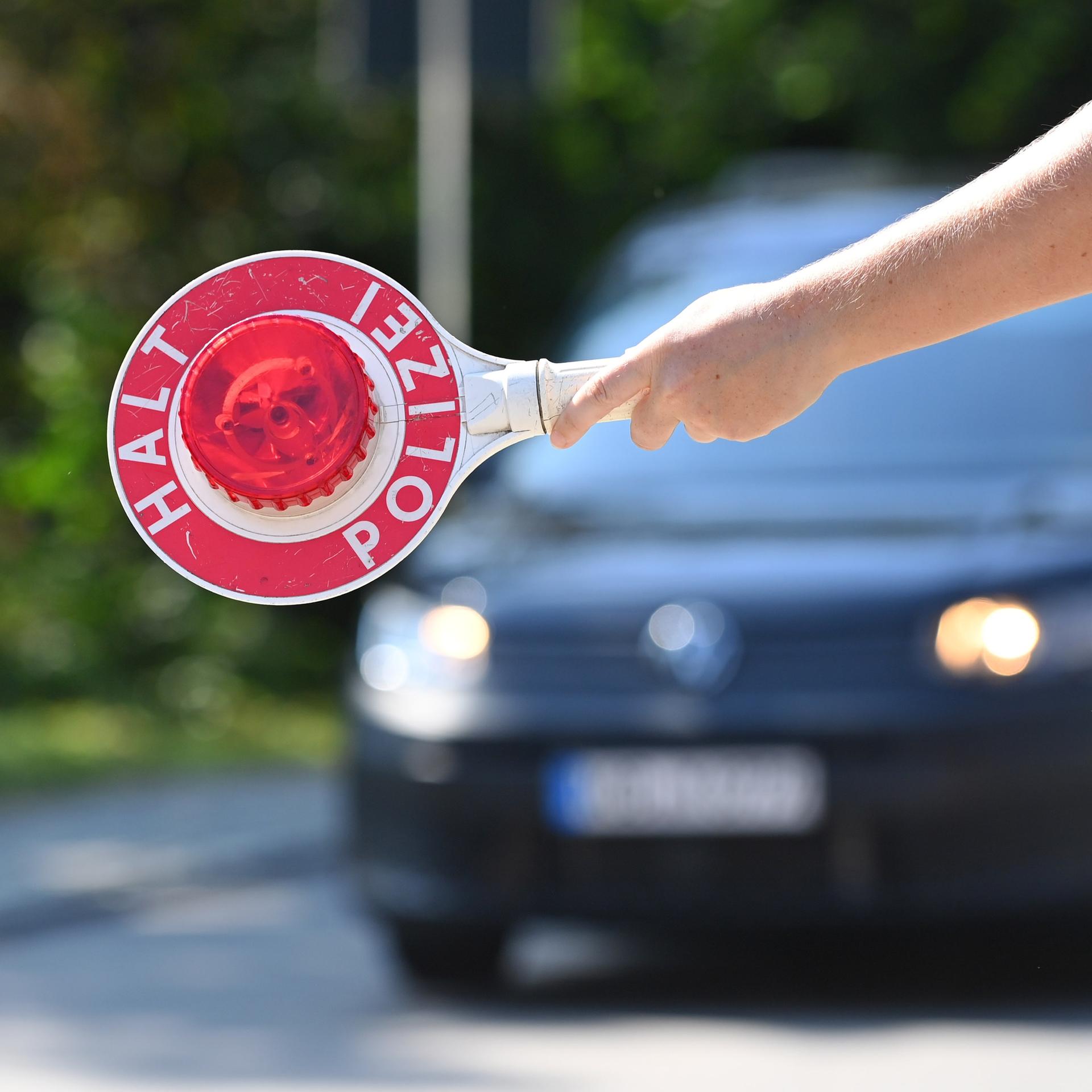 Polizeistudie - Achtung, Polizei! Wie demokratiefest sind unsere Ordnungshüter?