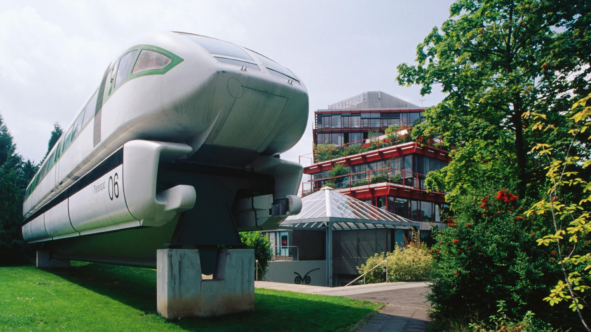 Vor dem Deutschen Museum Bonn steht ein Transrapid.