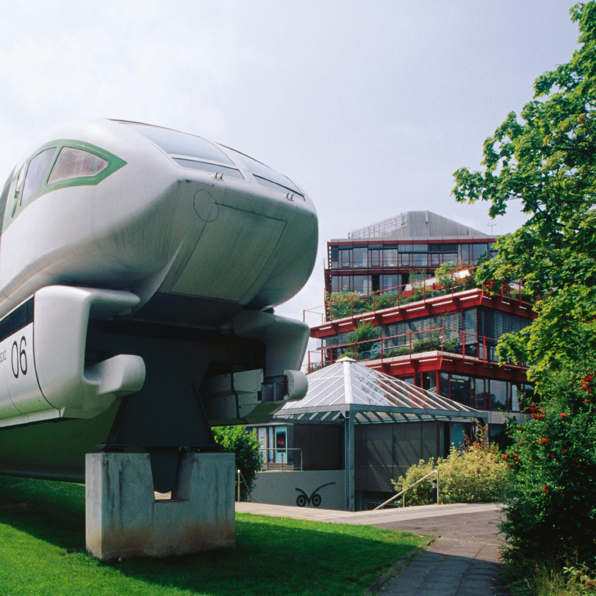 Vor dem Deutschen Museum Bonn steht ein Transrapid.