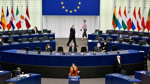 Blick auf den weitgehend leeren Plenarsaal des Europäischen Parlaments in Straßburg.