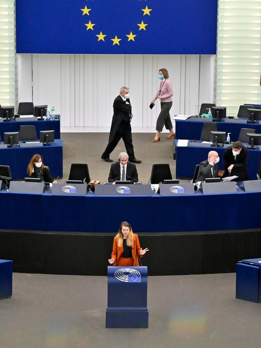 Blick auf den weitgehend leeren Plenarsaal des Europäischen Parlaments in Straßburg.