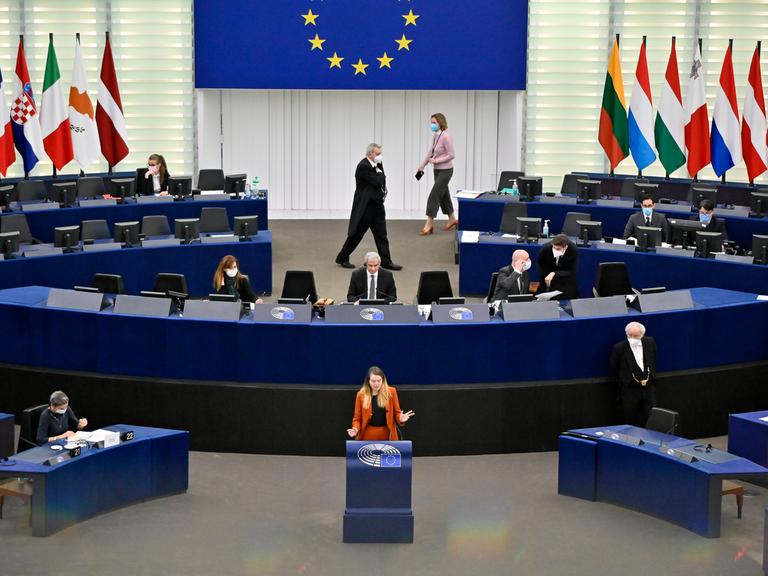 Blick auf den weitgehend leeren Plenarsaal des Europäischen Parlaments in Straßburg.