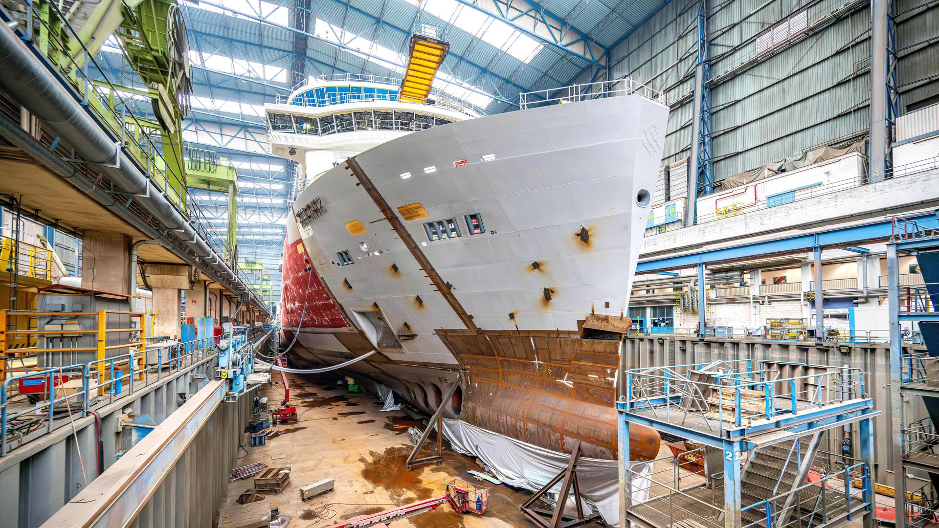 Das Kreuzfahrtschiff "Silver Ray" in einer Halle der Meyer Werft. 