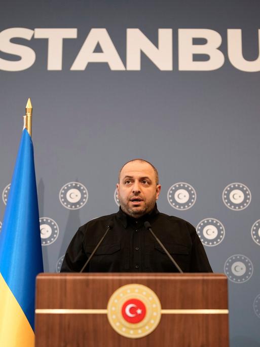 Ukraines Verteidigungsminister bei einer Pressekonferenz in Istanbul 