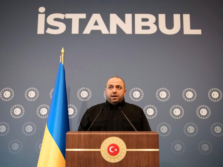 Ukraines Verteidigungsminister bei einer Pressekonferenz in Istanbul 
