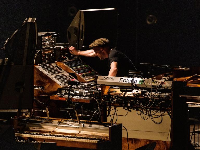 Der Pianist und Komponist Nils Frahm auf der Bühne inmitten seiner Instrumente, Kopenhagen, 2019.