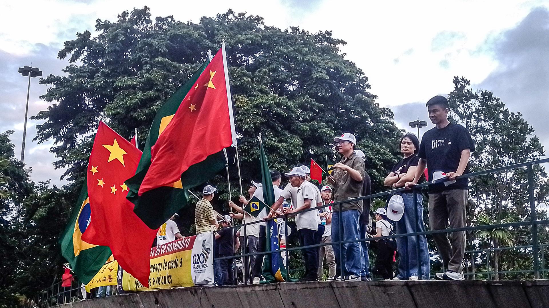 Chinesische menschen versammeln sich am Aterro do Flamengo und warten auf die entourage von präsident Xi Jinping von China. 