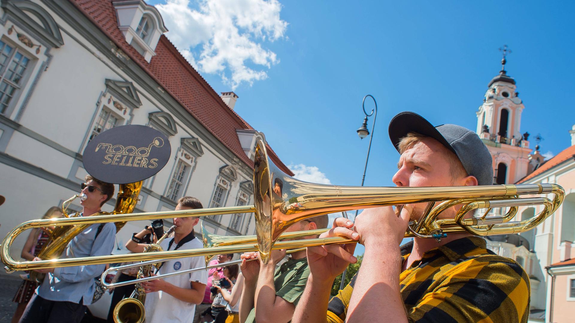 Ein junger Mann spielt Trompete amTag der Straßenmusik in Vilnius am 18. Juli 2020. Zur Feier des Tages der Straßenmusik tretem Profi- und Amateurmusiker gemeinsam in den Straßen und Parks der Altstadt von Vilnius auf. 