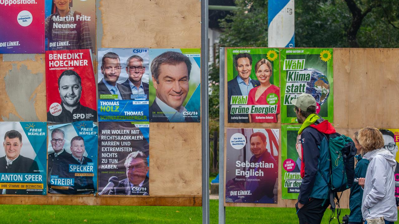 Wahlplakate zur Landtagswahl am 8. Oktober 2023 sind in Mittenwald ( Landkreis Garmisch-Partenkirchen ) zu sehen.
