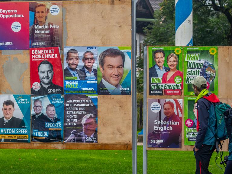 Wahlplakate zur Landtagswahl am 8. Oktober 2023 sind in Mittenwald ( Landkreis Garmisch-Partenkirchen ) zu sehen.