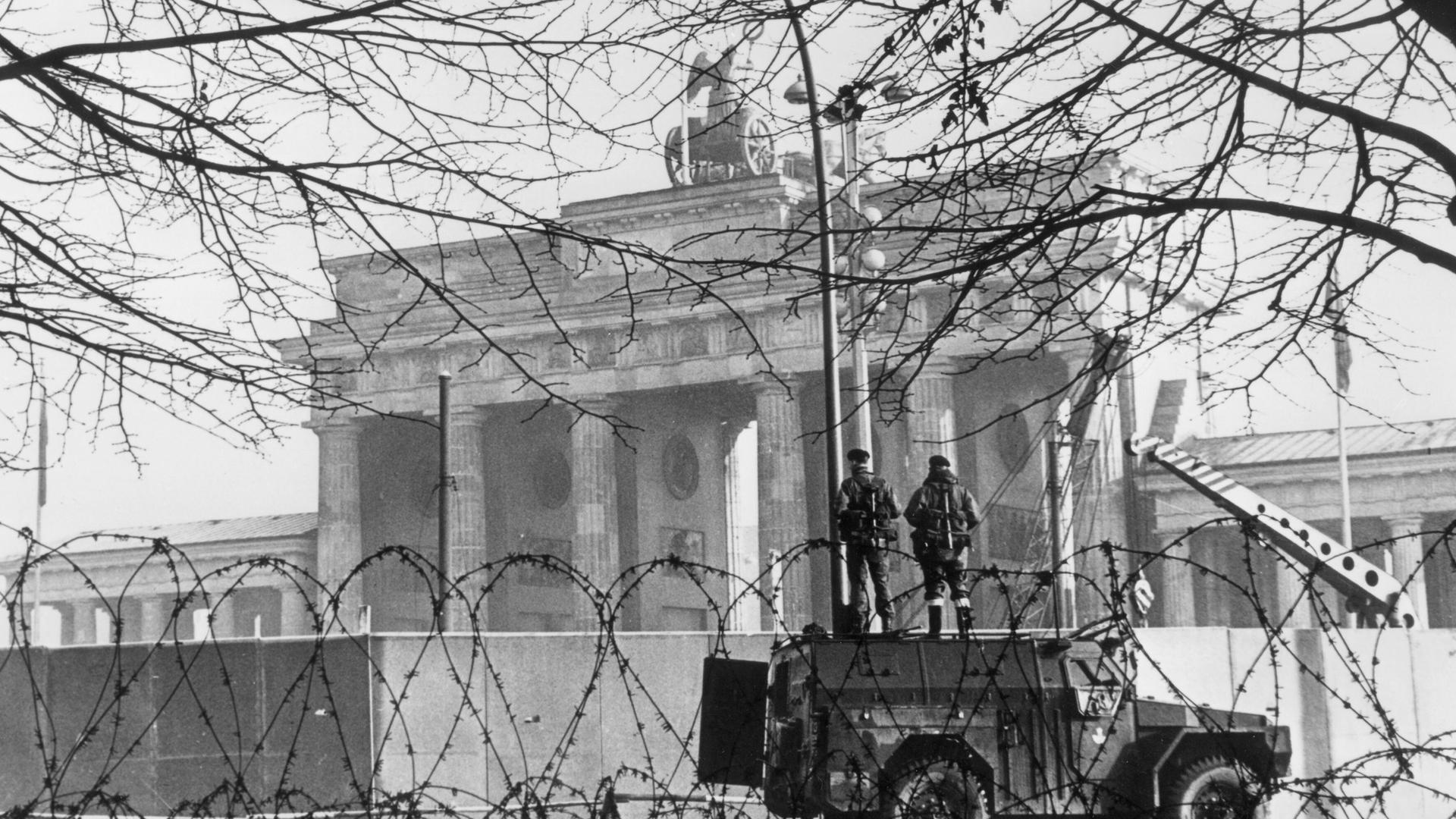 Das Foto zeigt den Bau der Berliner Mauer 1961.