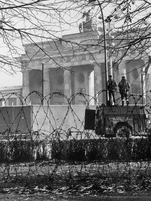 Das Foto zeigt den Bau der Berliner Mauer 1961.