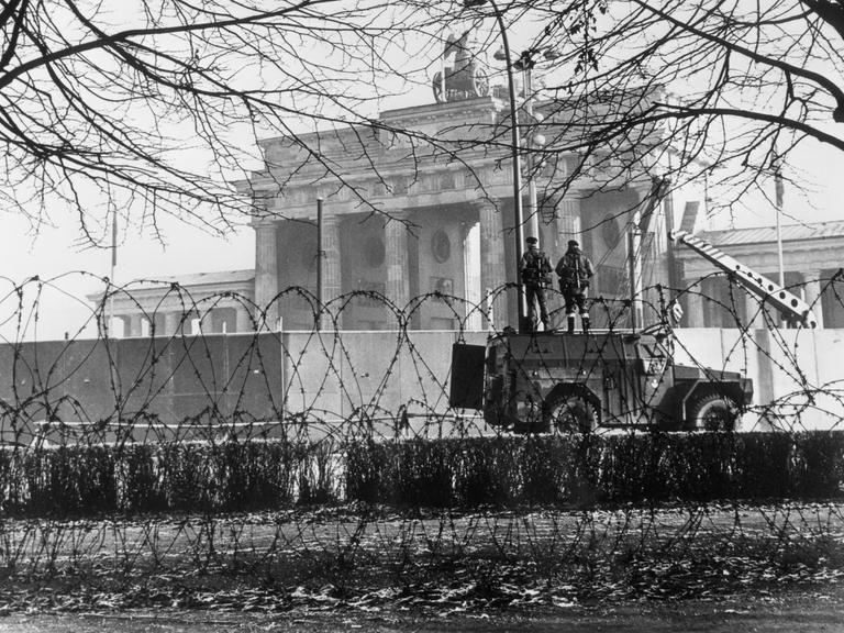 Das Foto zeigt den Bau der Berliner Mauer 1961.