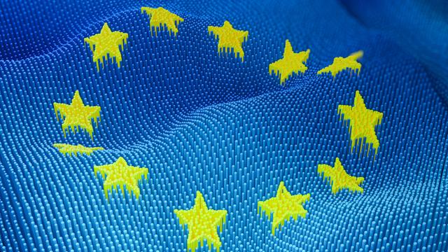 Digital gerendertes Bild einer blauen Datenwelle, auf der sich die gelben Sterne der EU-Flagge absetzen.