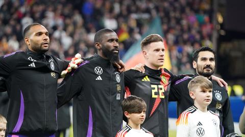 Jonathan Tah,  Antonio Rüdiger,  Marc-Andr Ter Stegen, Ilkay Gündogan singen vor dem Testländerspiel gegen die Niederlande die Nationalhymne