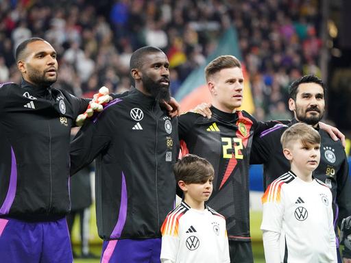 Jonathan Tah,  Antonio Rüdiger,  Marc-Andr Ter Stegen, Ilkay Gündogan singen vor dem Testländerspiel gegen die Niederlande die Nationalhymne