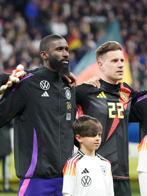 Jonathan Tah,  Antonio Rüdiger,  Marc-Andr Ter Stegen, Ilkay Gündogan singen vor dem Testländerspiel gegen die Niederlande die Nationalhymne