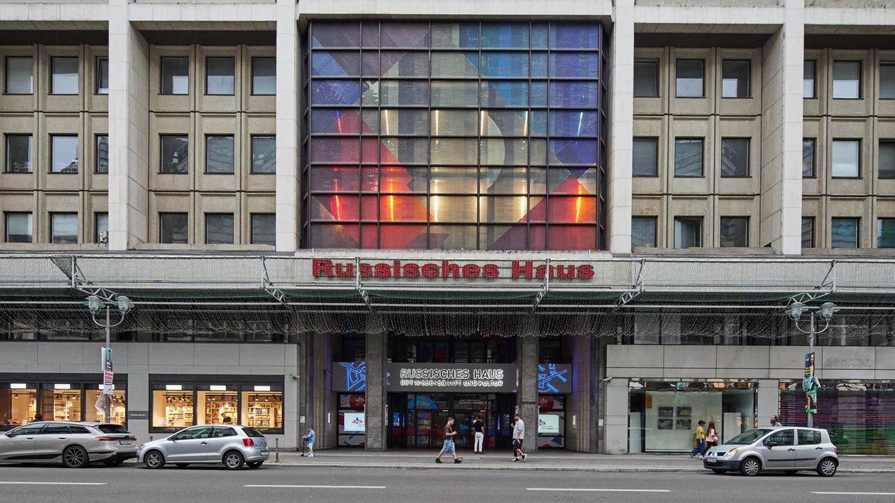 Blick auf den Eingangsbereich vom «Russischen Haus» in der Friedrichstraße. Das Russische Haus ist ein Veranstaltungs- und Kulturzentrum und wurde am 5. Juli 1984 als Haus der Sowjetischen Wissenschaft und Kultur eröffnet. Blick auf den Eingangsbereich vom «Russischen Haus» in der Friedrichstraße. Das Russische Haus ist ein Veranstaltungs- und Kulturzentrum und wurde am 5. Juli 1984 als Haus der Sowjetischen Wissenschaft und Kultur eröffnet.