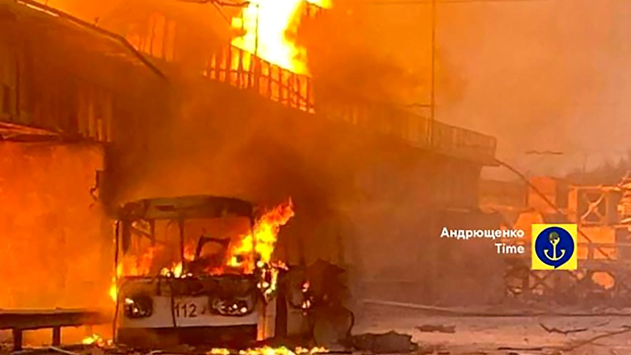 Ein Elektrokraftwerk und ein Bus stehen in Dnipro in der Ukraine nach einem russischen Angriff in Flammen. Ein Elektrokraftwerk und ein Bus stehen in Dnipro in der Ukraine nach einem russischen Angriff in Flammen.