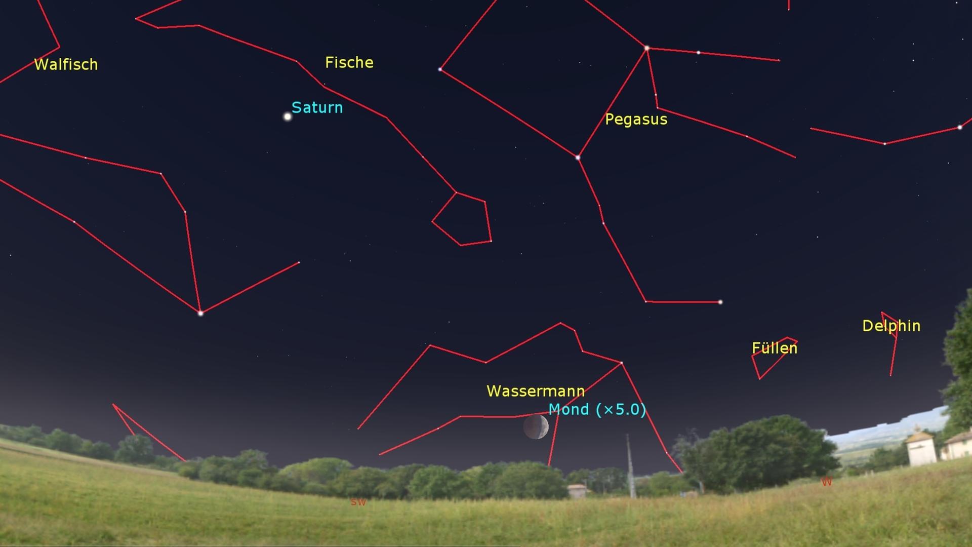 In einer nächtlichen Aufnahme sind Sternenbilder durch rote Linen und Namensnennung hervorgehoben. Ebenso ist der Mond am untern Rand des Bildes dunkel zu erkennen.