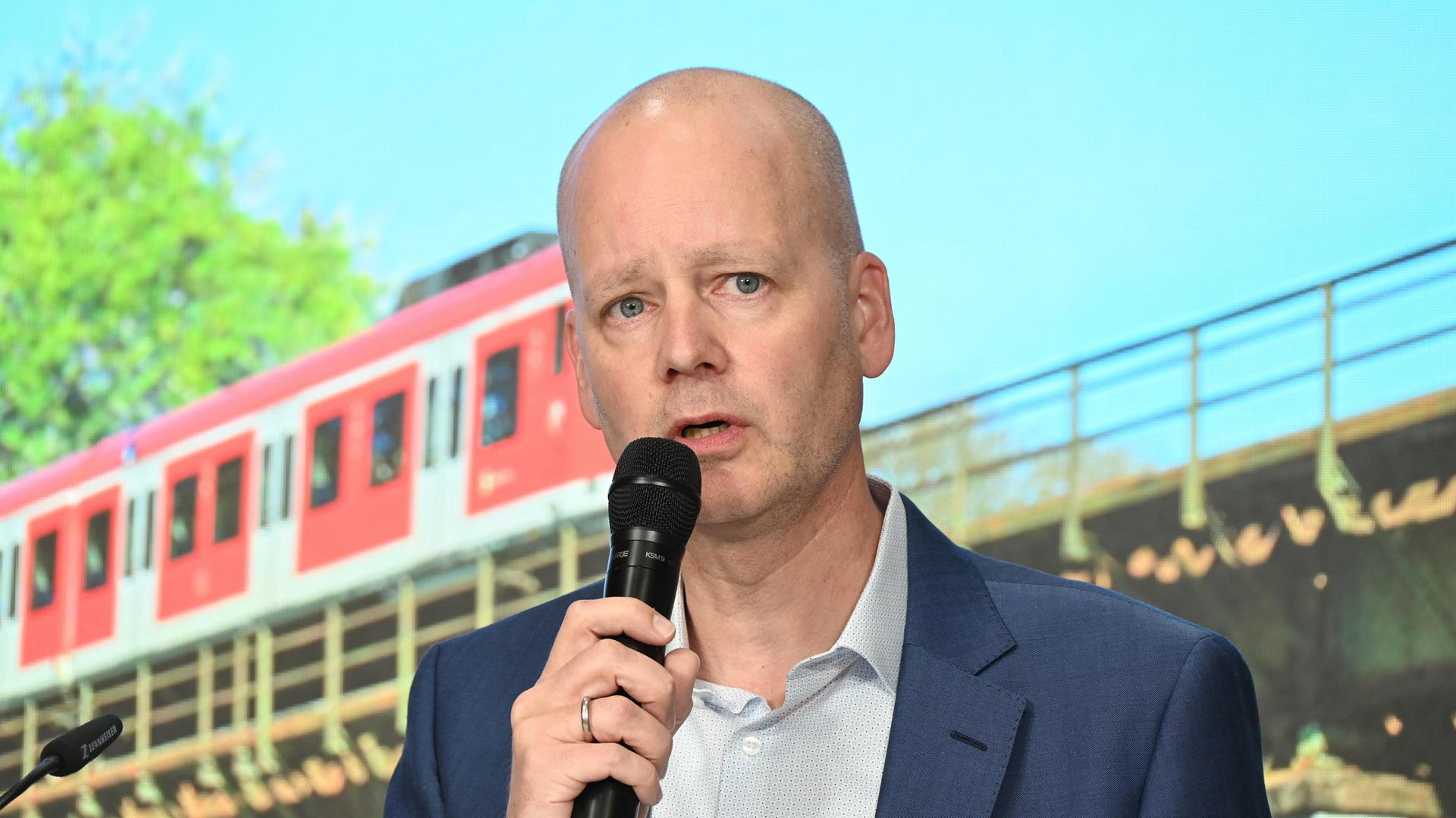 Harmen van Zijderveld, Vorstand von DB Regio Schiene spricht bei einer Veranstaltung in Köln.