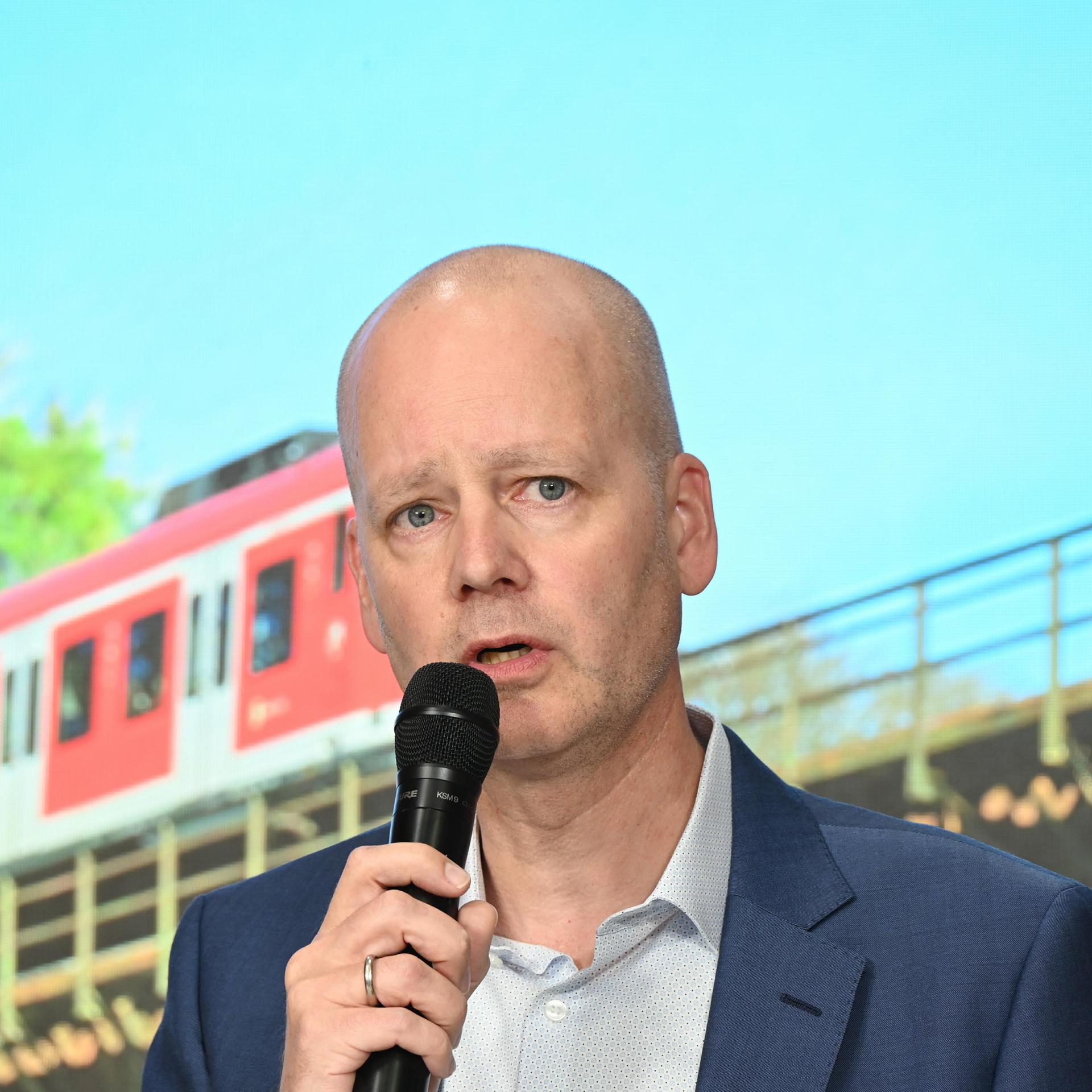 Harmen van Zijderveld, Vorstand von DB Regio Schiene spricht bei einer Veranstaltung in Köln.