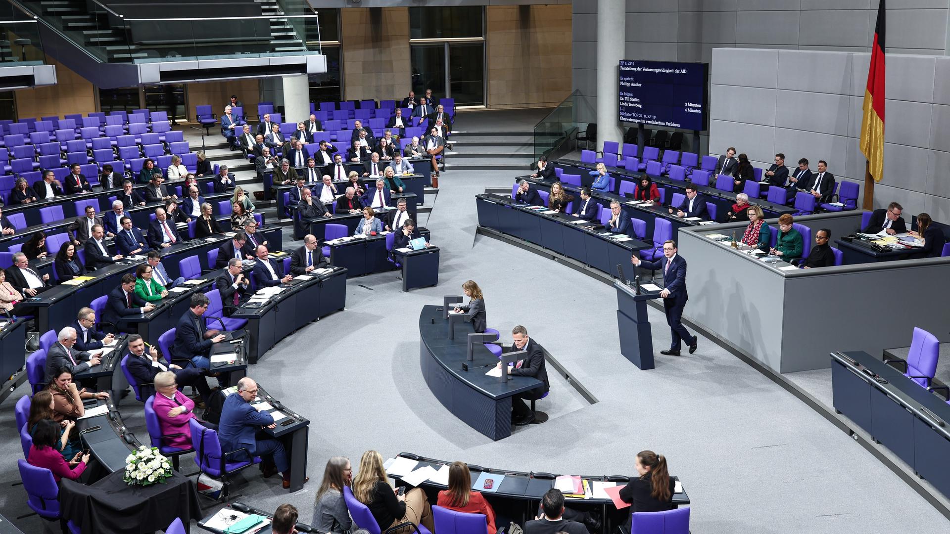 Berlin: Philipp Amthor (CDU) spricht während einer Sitzung im Plenarsaal des Bundestages. 