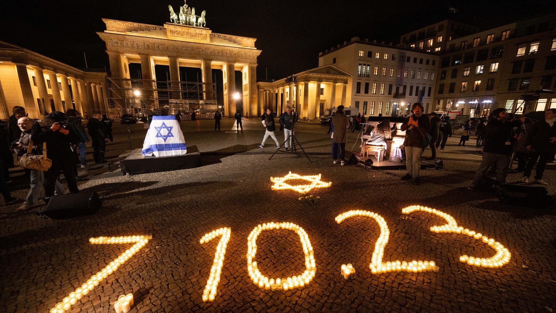 Bei einer Gedenkveranstaltung der Deutsch-Israelischen Gesellschaft für die Opfer des Hamas-Angriffs auf Israel am 7. Oktober leuchten vor dem Brandenburger Tor Kerzen in Form eines David-Sterns und des Datums des Angriffs.