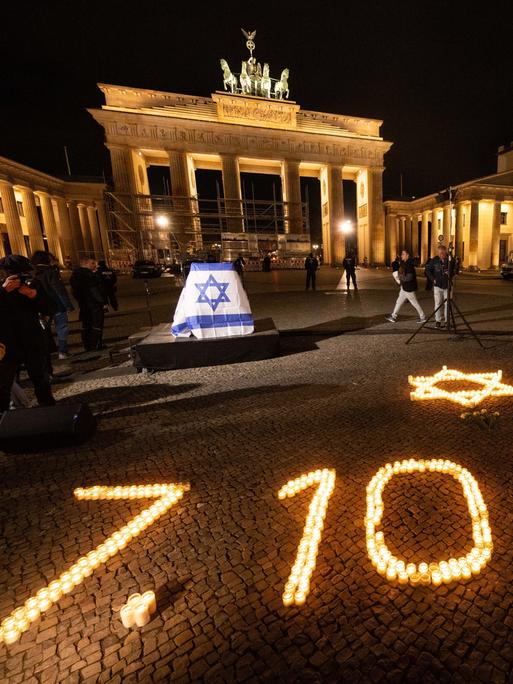 Bei einer Gedenkveranstaltung der Deutsch-Israelischen Gesellschaft für die Opfer des Hamas-Angriffs auf Israel am 7. Oktober leuchten vor dem Brandenburger Tor Kerzen in Form eines David-Sterns und des Datums des Angriffs.