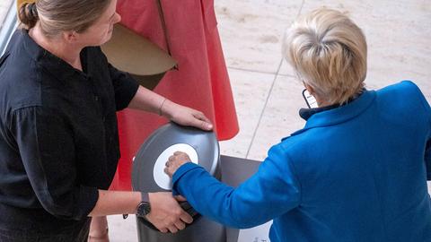 Die Abgeordnete Renate Kuenast (Gruene) stimmt am 06.07.2023 im Deutschen Bundestag in Berlin ueber einen Entwurf zur Regelung der Suizidassistenz ab. 