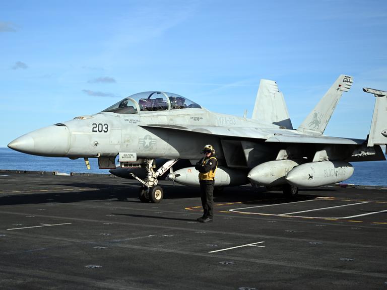 Ein Kampfjet steht auf einem Flugzeugträger bereit. Ein Kampfjet steht auf einem Flugzeugträger bereit.