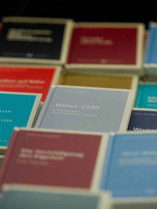 Bücher sind auf einem Tisch ausgelegt. Es sind Bücher aus dem neu rechtem Antaios-Verlag. Die Buchtitel haben eine unterschiedliche Farbe.