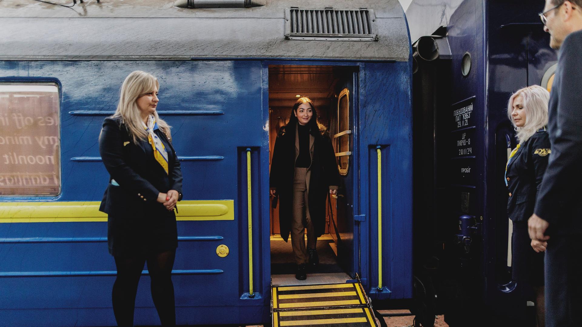 Reem Alabali Radovan (SPD), Bundesministerin für wirtschaftliche Zusammenarbeit und Entwicklung, steigt aus dem Sonderzug in Kiew. Reem Alabali Radovan (SPD), Bundesministerin für wirtschaftliche Zusammenarbeit und Entwicklung, steigt aus dem Sonderzug in Kiew.