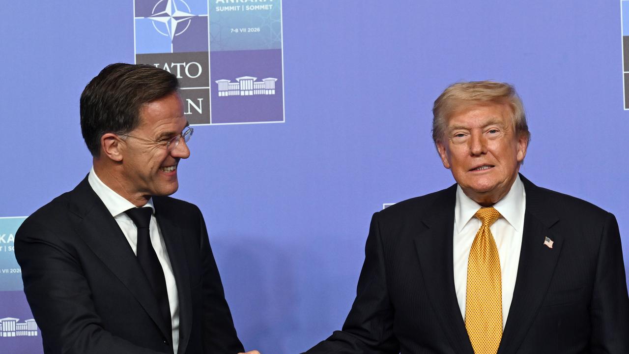 NATO-Sekretär Mark Rutte und US-Präsident Donald Trump (r.) schütteln sich die Hände