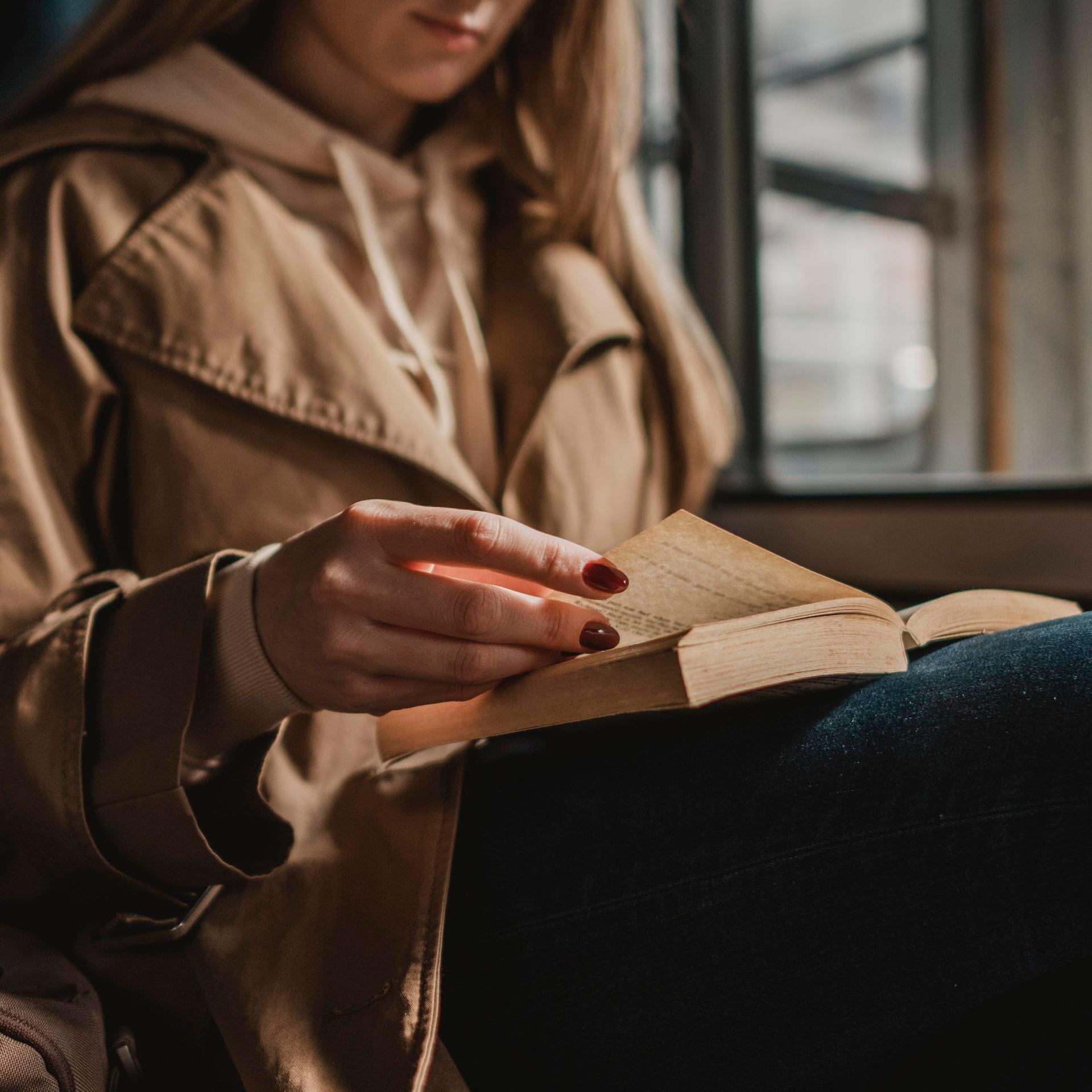 Performative Reading - Mit Buch in der Öffentlichkeit - bloß eine Pose? Performative Reading - Mit Buch in der Öffentlichkeit - bloß eine Pose?