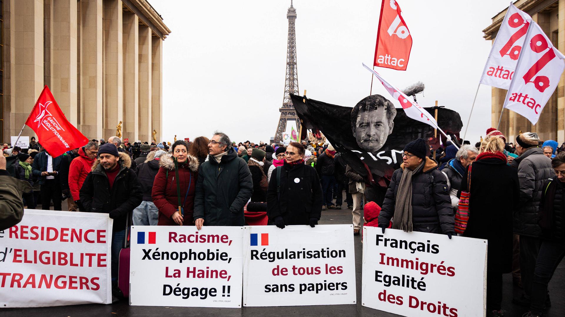 Menschen auf einer Demonstration in Paris gegen das neue Einwanderungsgesetz. 