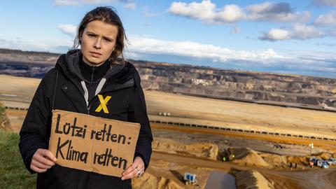 Luisa Neubauer, Klimaaktivistin, am Rande der Abbruchkante am Tagebau Garzweiler II. 
