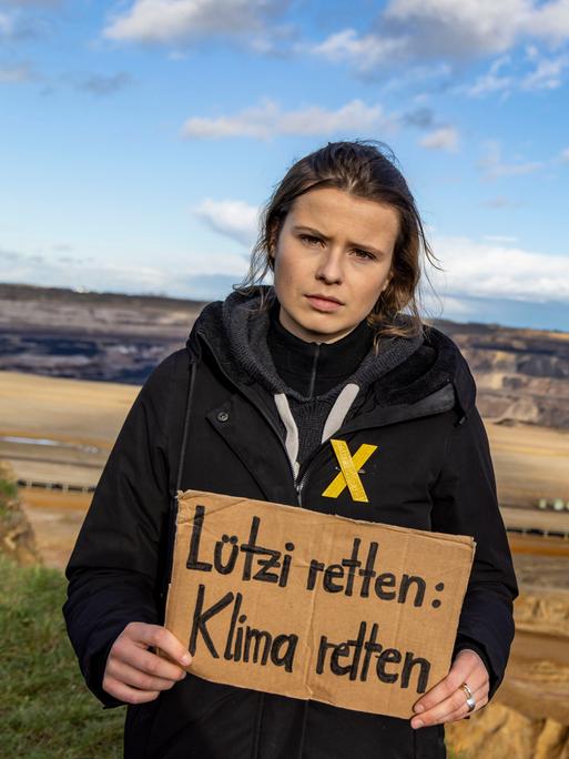 Luisa Neubauer, Klimaaktivistin, am Rande der Abbruchkante am Tagebau Garzweiler II. 