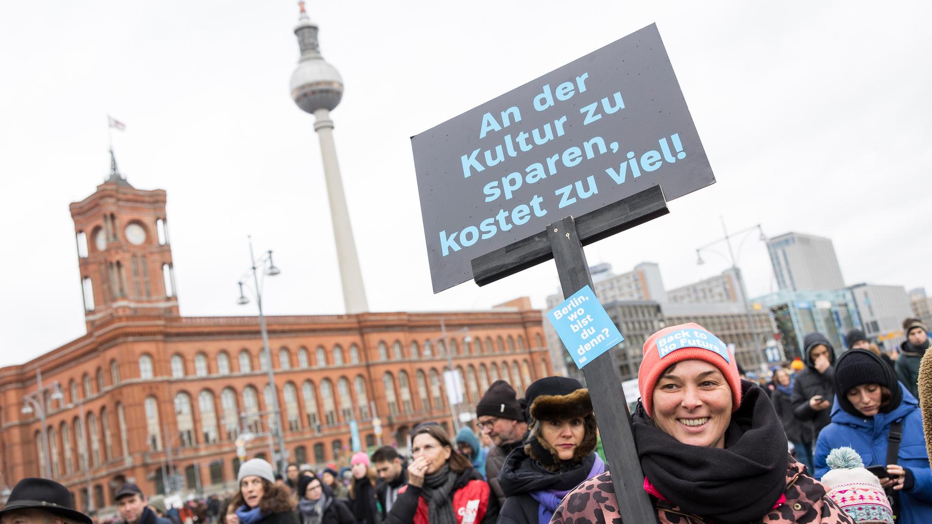 Zahlreiche Menschen bei einer Demonstration vor dem Roten Rathaus in Berlin im Dezember 2024 gegen die Sparpläne des Berliner Senats, unter anderem bei der Kultur.