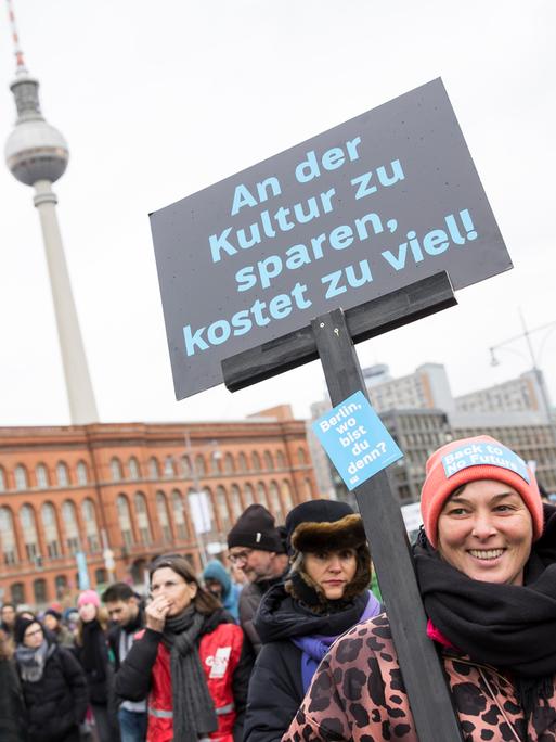 Zahlreiche Menschen bei einer Demonstration vor dem Roten Rathaus in Berlin im Dezember 2024 gegen die Sparpläne des Berliner Senats, unter anderem bei der Kultur.